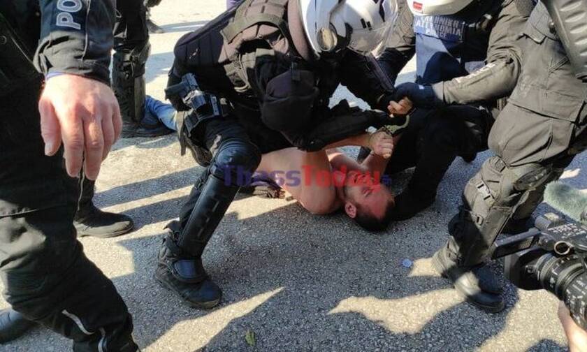 Θεσσαλονίκη: Αστυνομικοί των ΜΑΤ σέρνουν ημίγυμνο διαδηλωτή και τον ψεκάζουν στο πρόσωπο