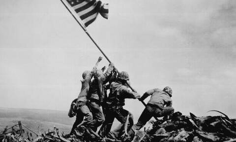 Η Μάχη της Ιβοζίμα και η ιστορική φωτογραφία των πεζοναυτών με την αμερικανική σημαία