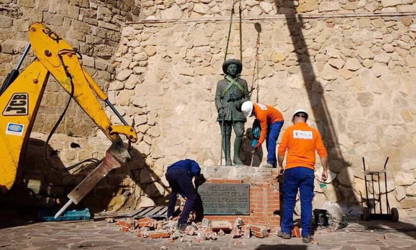 Ισπανία: Αποκαθηλώθηκε το τελευταίο άγαλμα του δικτάτορα Φράνκο