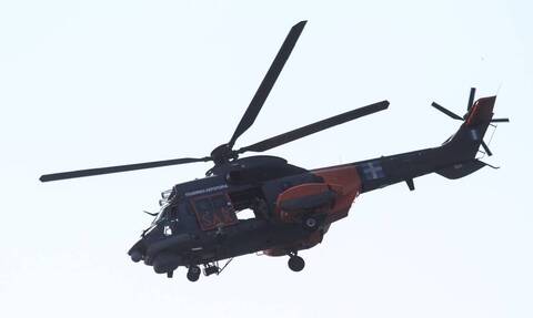 Πάρνηθα: Με ελικόπτερο super puma συνεχίζεται η προσπάθεια ανάσυρσης του νεκρού ορειβάτη