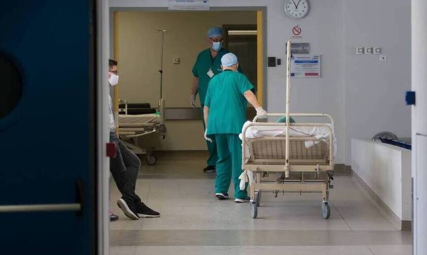 Κορονοϊός: Συγκλονίζει με την εξομολόγηση της τραυματιοφορέας από το ΑΧΕΠΑ