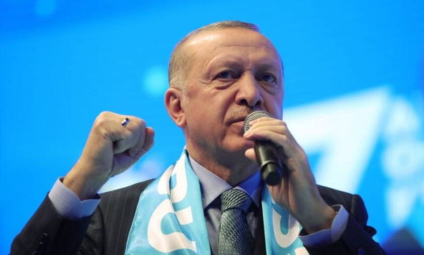 Ο διπρόσωπος Ερντογάν: «Μαγειρεύει» τον εκλογικό νόμο ενώ «πουλάει» ανθρωπισμό στη Δύση