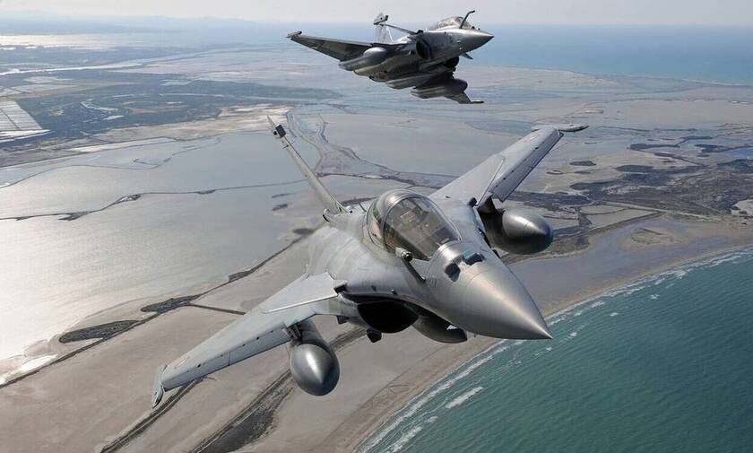 «Φτερό με φτερό» Έλληνες και Γάλλοι! F-16 και Rafale στέλνουν μήνυμα από το Σαρλ ντε Γκολ