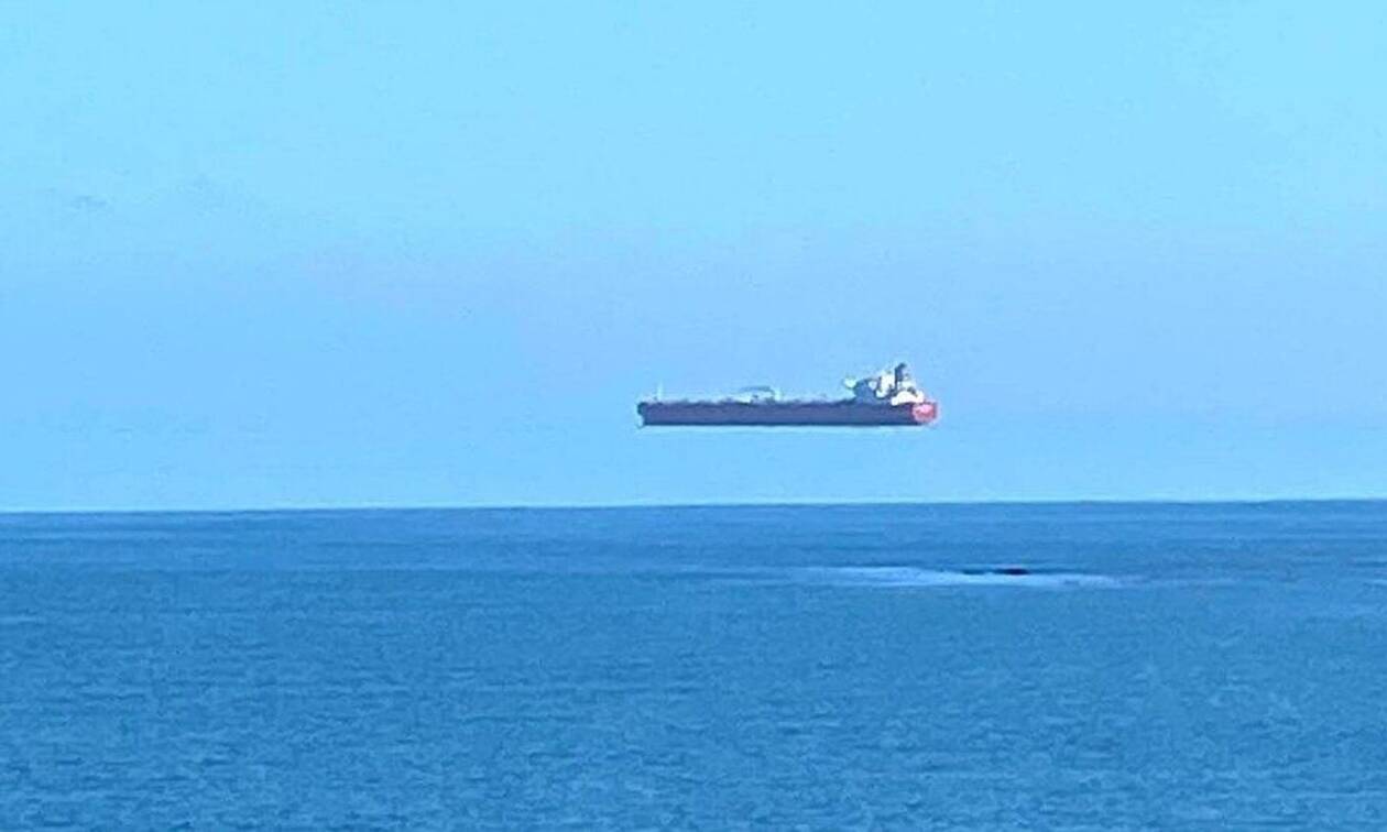 Απίστευτο θέαμα: Πλοίο «αιωρείται» στη θάλασσα της Κορνουάλης