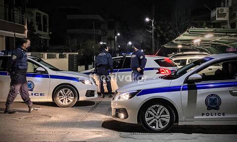 Θεσσαλονίκη: Νύχτα έντασης στην Περαία – 50 κουκουλοφόροι προπηλάκισαν αστυνομικούς