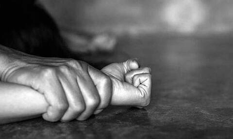 Φρίκη: 15χρονη έπεσε θύμα βιασμού από 20 άτομα με «δόλωμα» μια σχολική τσάντα