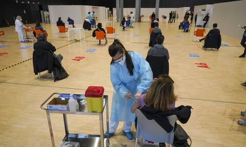 Ιταλία: Ξαναρχίζουν στις 3 το μεσημέρι οι εμβολιασμοί με το σκεύασμα της AstraZeneca 