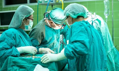 ΗΠΑ: Έγινε η πρώτη μεταμόσχευση πνευμόνων σε ασθενή που νοσούσε από COVID-19