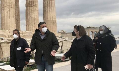 «Αυτοψία» Μενδώνη στην Ακρόπολη εν όψει της επαναλειτουργίας αρχαιολογικών χώρων