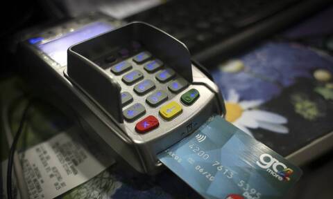 IOBE: Κάρτες και ηλεκτρονικές πληρωμές  απογείωσαν τα έσοδα από τον ΦΠΑ