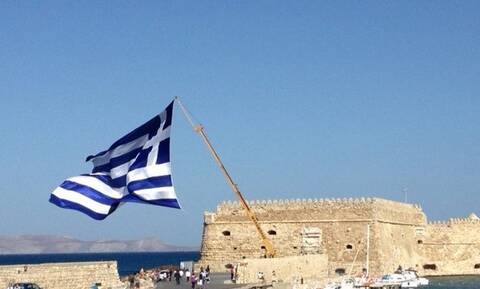 25η Μαρτίου: Τεράστια ελληνική σημαία στο ιστορικό φρούριο του Κούλε