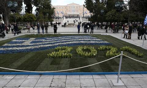 Εθνική Επέτειος: Έγινε γαλανόλευκη όλη η Ελλάδα για τα 200 χρόνια από την Επανάσταση  