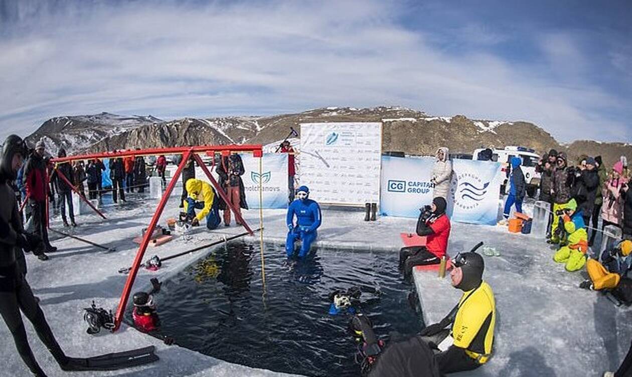 Βουτιά-ρεκόρ 80 μέτρων κάτω από τον πάγο για Ρώσο δύτη στη Σιβηρία