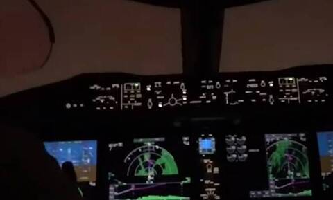 Απίστευτο βίντεο: Η στιγμή που κεραυνός χτυπάει αεροπλάνο 