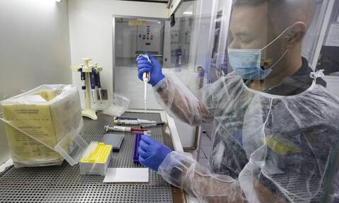 SOS από τους επιστήμονες: Σε ένα χρόνο θα χρειαστούν «νέα» ενισχυμένα εμβόλια λόγω των μεταλλάξεων