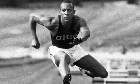 Jesse Owens:  Σαν σήμερα πεθαίνει ο αθλητής που ταπείνωσε τον Χίτλερ