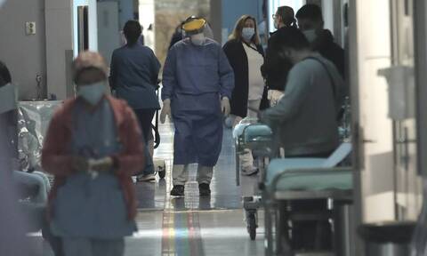 Νοσοκομεία - Οριακές συνθήκες σε Αττική και Βόρεια Ελλάδα: «Έκρηξη» εισαγωγών, ρεκόρ διασωληνωμένων