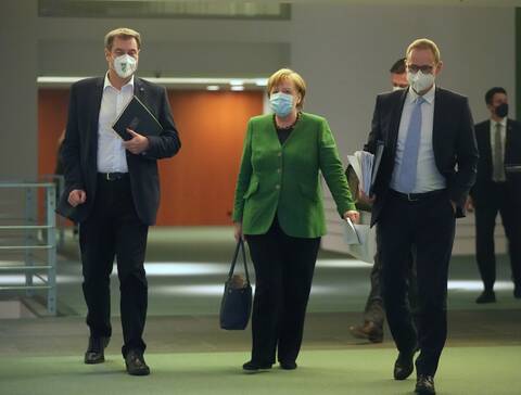 Koρονοϊός-Γερμανία: Η Μέρκελ…παίρνει το όπλο της για να ελέγξει τα «απείθαρχα» κρατίδια
