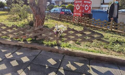Ρεπορτάζ Newsbomb.gr - Δολοφονία Καραϊβάζ: Η σύζυγός του άφησε λουλούδια στο σημείο του εγκλήματος