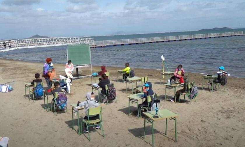 Koρονοϊός Ισπανία: Μαθητές... μετέφεραν τις τάξεις τους στην παραλία
