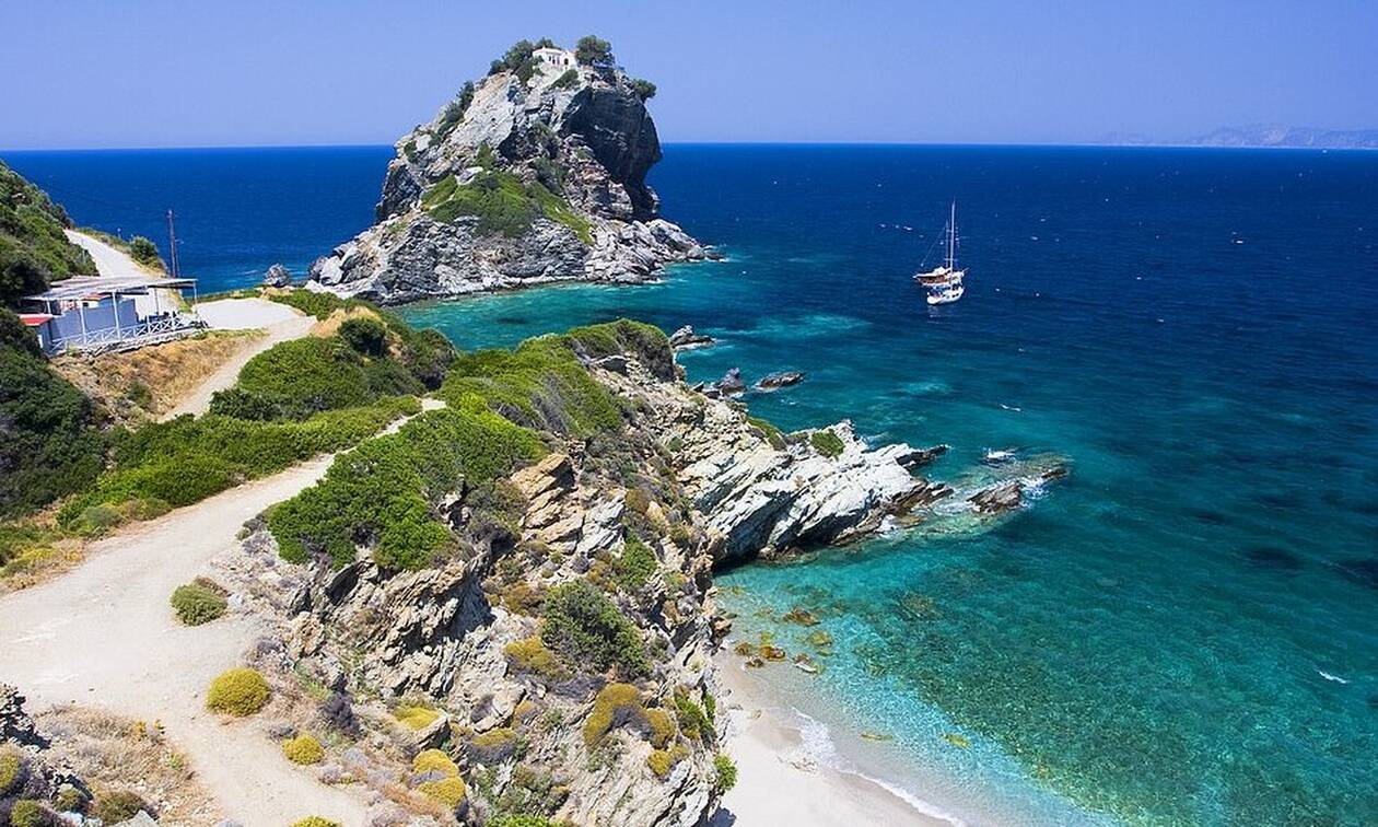 H Daily Mail αποθεώνει τα ελληνικά νησιά – «Επισκεφθείτε τους covid free… παραδείσους»