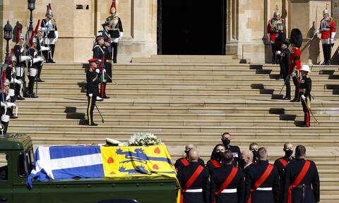 LIVE BLOG: Η κηδεία του πρίγκιπα Φιλίππου - Με τον ελληνικό σταυρό ντυμένο το φέρετρο