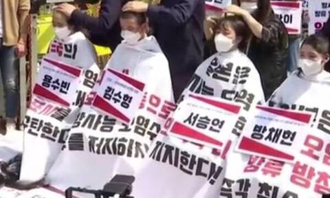 Νότια Κορέα: Φοιτητές ξυρίζουν τα κεφάλια τους- Διαμαρτύρονται για το ραδιενεργό νερό της Φουκουσίμα