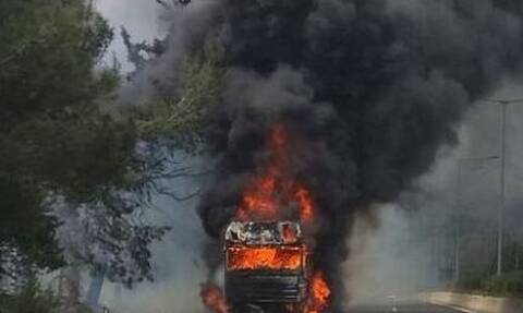 Στις φλόγες τυλίχτηκε νταλίκα στην εθνική οδό Λαμίας - Θεσσαλονίκης