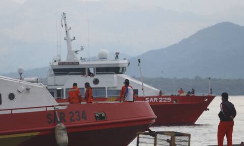 Ινδονησία: Βρέθηκαν συντρίμμια στη θάλασσα - Έσβησαν  οι ελπίδες για επιζώντες