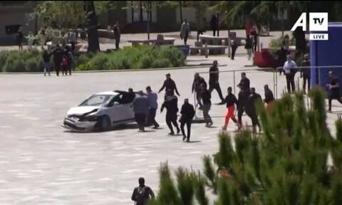 Εκλογές – Αλβανία: Αυτοκίνητο εισέβαλε σε πλατεία – Σκηνές χάους στα Τίρανα – Προηγείται ο Ράμα