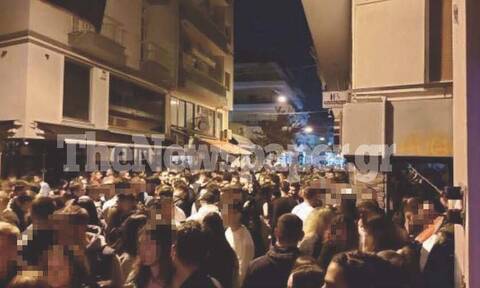 Βόλος: Συνωστισμός και κορονο-πάρτι σε πεζόδρομο στο κέντρο της πόλης