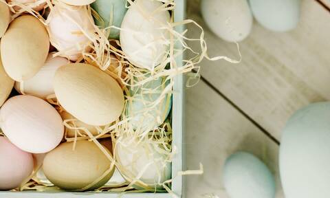Πώς μπορείτε ανέξοδα και με φυσικό τρόπο να βάψετε τα αυγά σας