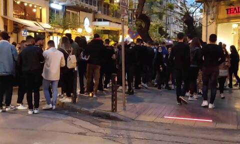 Θεσσαλονίκη: Πανικός έξω από τα μπαρ - Aστυνομικός ζητάει από νεαρούς να τηρούν τις αποστάσεις