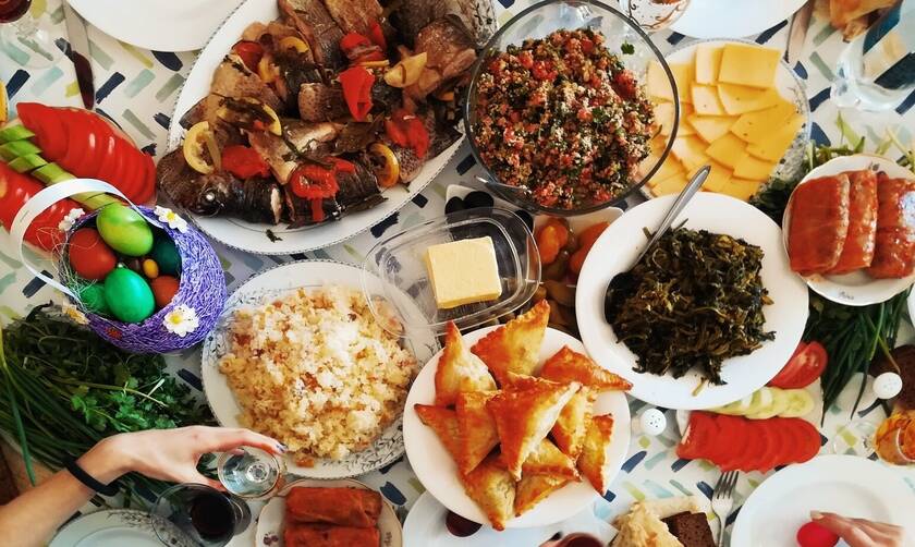 Πώς το οικογενειακό πασχαλινό τραπέζι γίνεται ένα γευστικό «οδοιπορικό» σε κάθε γωνιά της Ελλάδας