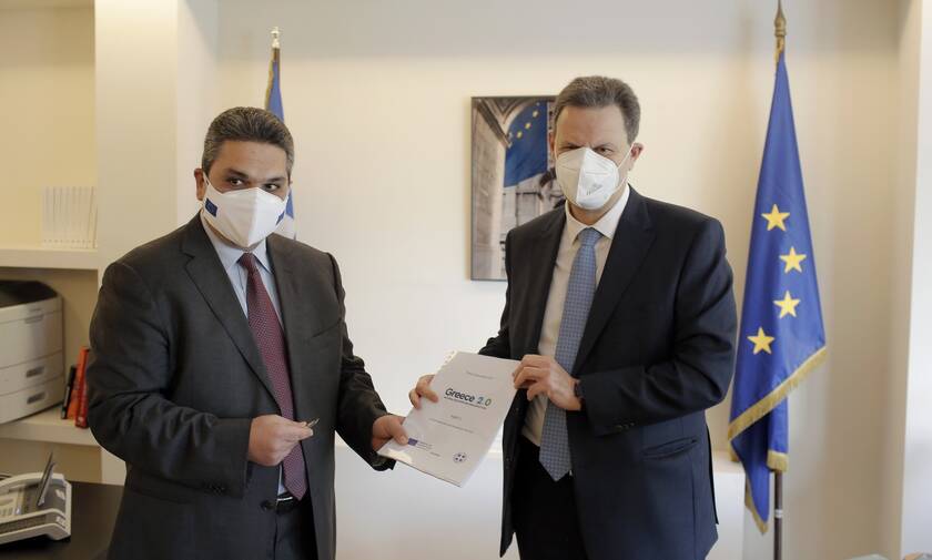 Ο Θόδωρος Σκυλακάκης κατέθεσε το Εθνικό Σχέδιο Ανάκαμψης στο γραφείο της Κομισιόν στην Αθήνα