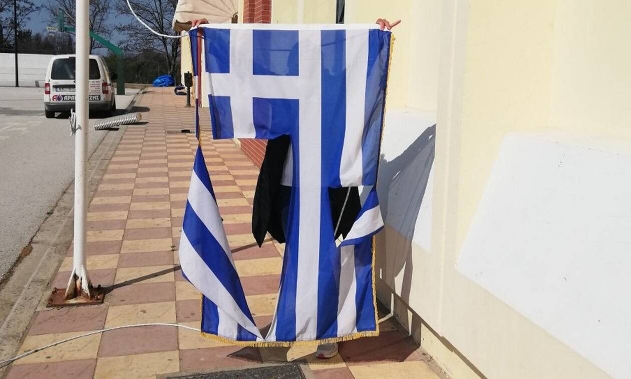 Σάλος: 14χρονα έσκισαν την ελληνική σημαία σε σχολείο