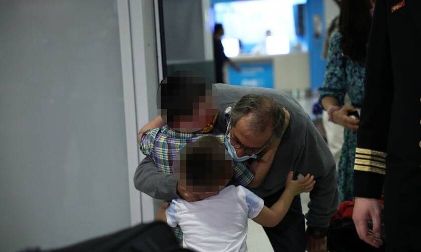 Συγκλονιστικές στιγμές στο αεροδρόμιο: Επέστρεψαν μετά από 15 μήνες Έλληνες ναυτικοί από την Κίνα
