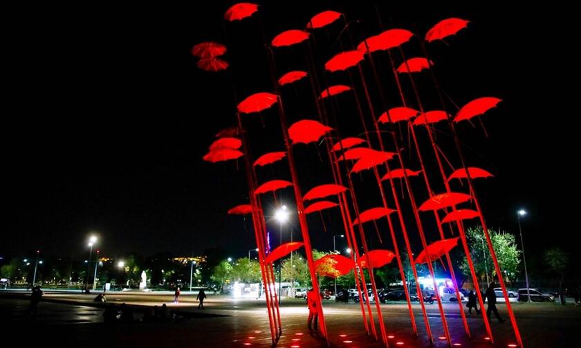 Θεσσαλονίκη: Με κόκκινο χρώμα φωτίστηκαν οι «Ομπρέλες» στη Νέα Παραλία