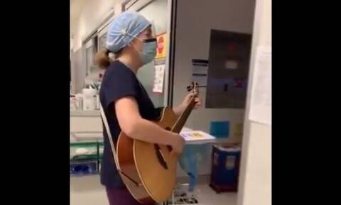 Μήνυμα ελπίδας από νοσοκόμα: «Δεν είσαι μόνος» τραγουδά σε ασθενείς ΜΕΘ (vid)