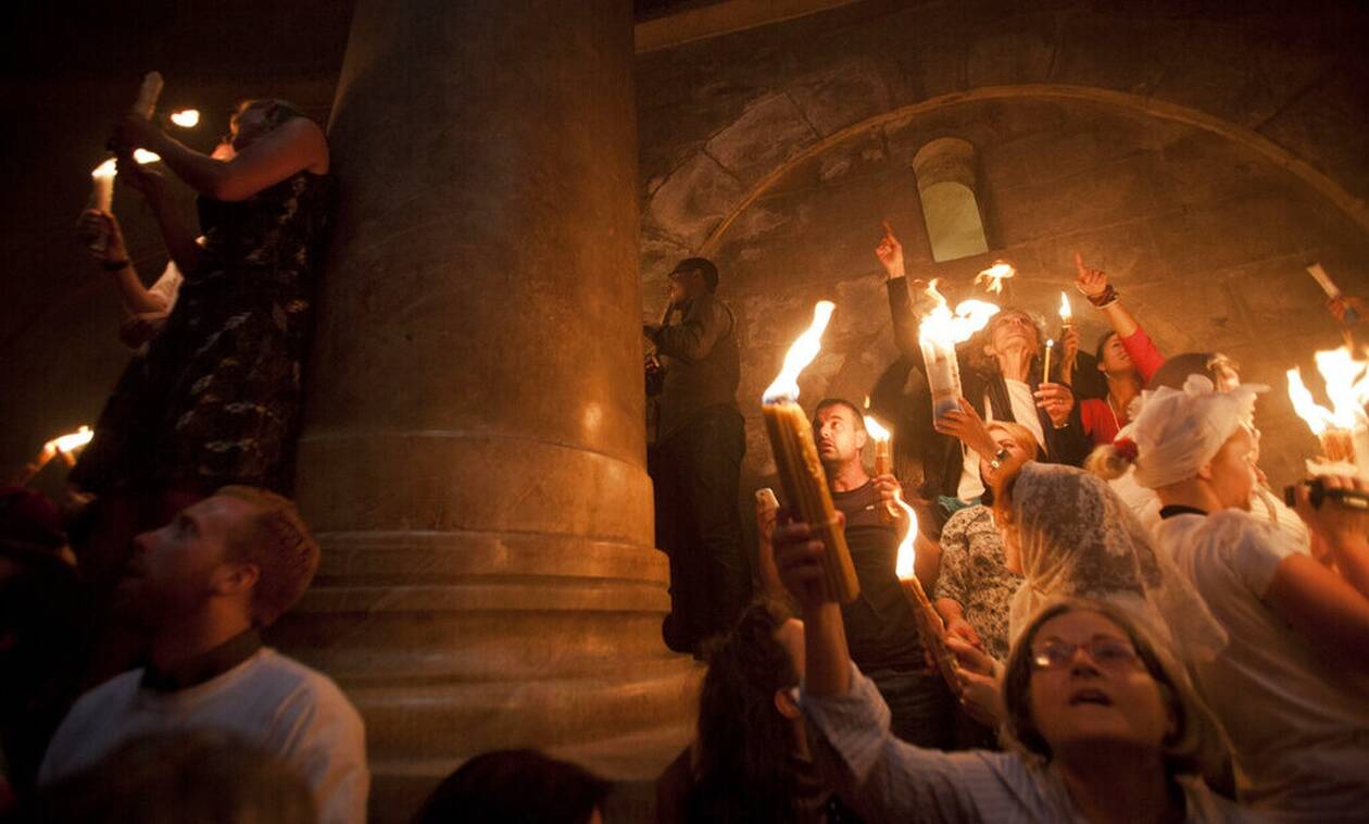 Πάσχα 2021: Η συγκλονιστική στιγμή της Αφής του Αγίου Φωτός από τον Πανάγιο Τάφο