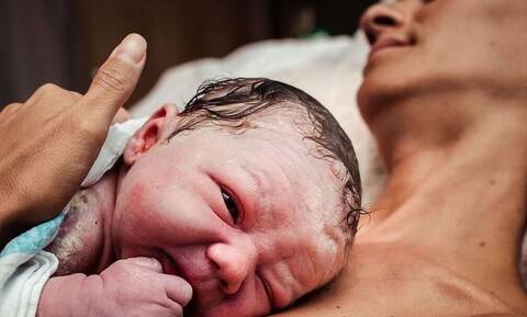 Εντυπωσιακές φωτογραφίες μαμάδων και νεογέννητων λίγο μετά τον τοκετό