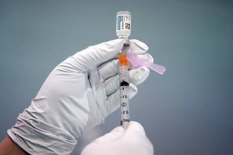 Koρονοϊός : Γιατί οι άνθρωποι παραλείπουν τη δεύτερη δόση του εμβολίου τους ;