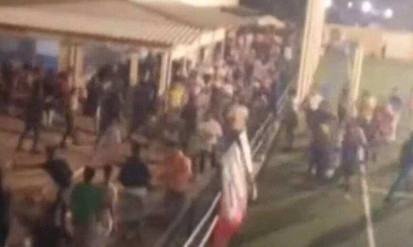 Σοβαρά επεισόδια σε ποδοσφαιρικό γήπεδο - Σκηνές χάους με 15 τραυματίες (video)