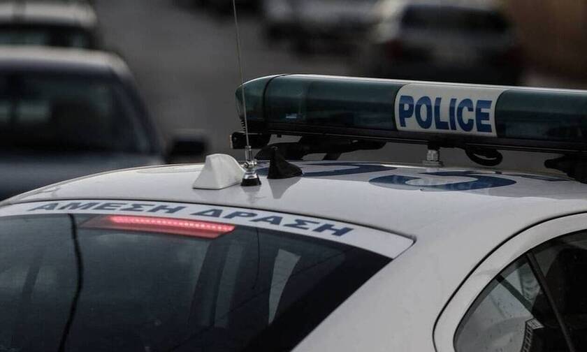 Ρόδος: 7 κατηγορίες σε βάρος του 48χρονου που κατέβασε την Ελληνική Σημαία και μαχαίρωσε αστυνομικό