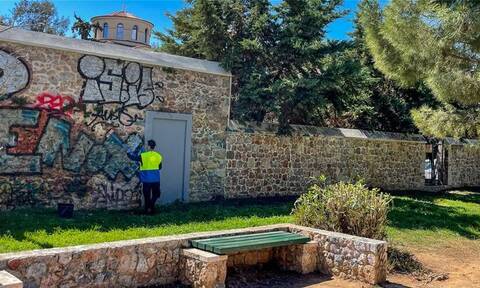 Δήμος Αθηναίων: Καθαρίστηκε από γκράφιτι ο μεγάλος πέτρινος τοίχος στην Ερμού