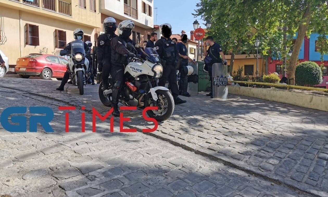 Lockdown – Θεσσαλονίκη: Αστυνομική επιχείρηση για αποτροπή συνωστισμού στην πλατεία Καλλιθέας
