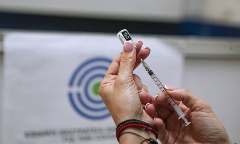 Ρεκόρ στον εμβολιασμό: Ξεπεράστηκαν οι 100.000 ημερησίως - Πάνω από 1 εκατ. πολίτες με δυο δόσεις