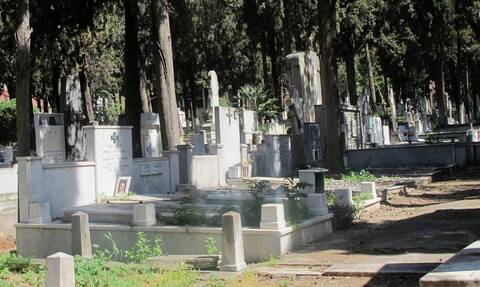 Κρήτη: «Πάγωσαν» όταν μπήκαν στο νεκροταφείο - Δείτε τι αντίκρισαν