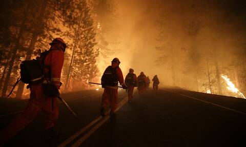 ΗΠΑ: Ένα δέντρο σεκόγια συνεχίζει να καίγεται από το καλοκαίρι του 2020