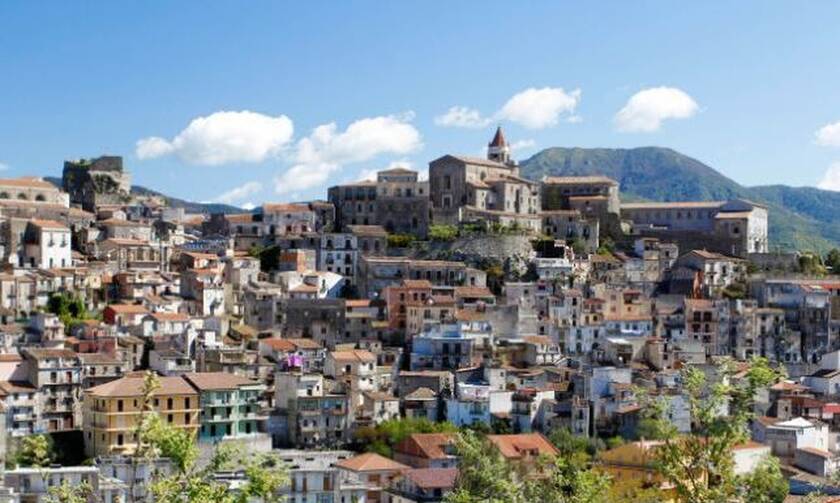 Ρεπορτάζ Newsbomb.gr: Με 1 ευρώ μπορείς να αγοράσεις ένα σισιλιάνικο σπίτι με θέα την Αίτνα